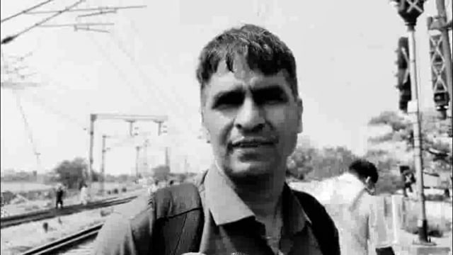 मथुरा में बारिश से सड़कों पर लगा जाम, श्रद्धालु जान जोखिम में डालकर रेलवे लाइन कर रहे पार।