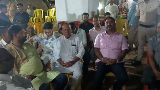 पूर्व जिप सदस्य की माता के श्राद्धकर्म में पहुंचे विधायक ने दिवंगत आत्मा के तैलचित्र पर पुष्प अर्पित कर दी श्रद्धांजली 