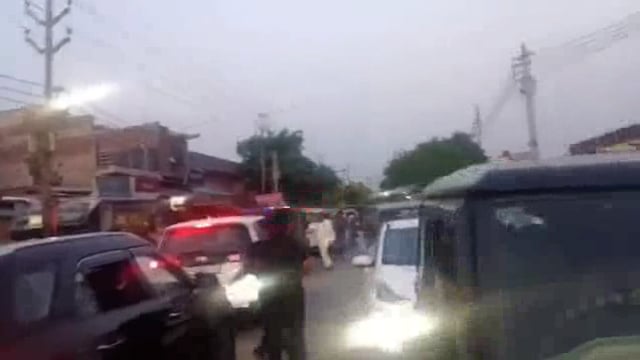 उत्तर प्रदेश के आगरा में रामजीलाल सुमन के बाउंसर और करणी सेना के कार्यकर्ताओं के बीच जोरदार झड़प हो गई। करणी सेना के कार्यकर्ताओं ने रामजीलाल सुमन को घेर लिया, जिसके बाद स्थिति तनावपूर्ण हो गई।
मौके पर पहुंची पुलिस ने तुरंत हस्तक्षेप किया और करणी सेना के एक कार्यकर्ता को हिरासत में ले लिया।#politics