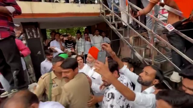 मुजफ्फरनगर में पहलगाम हमले के विरोध में हिंदू संगठनों ने एक जुलूस निकाला, जिसमें प्रधानमंत्री नरेंद्र मोदी और उत्तर प्रदेश मुख्यमंत्री योगी आदित्यनाथ के समर्थन में नारे लगाए गए। इस दौरान किसान नेता राकेश टिकैत की मौजूदगी पर भीड़ ने उनके खिलाफ जोरदार हूटिंग की। स्थिति इतनी तनावपूर्ण हो गई कि भीड़ हमला करने पर आमादा दिखी।#police