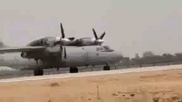 भारतीय वायुसेना ने इतिहास रचते हुए उत्तर प्रदेश के शाहजहांपुर जिले में स्थित गंगा एक्सप्रेसवे पर पहली बार रात्रिकालीन लैंडिंग को सफलतापूर्वक अंजाम दिया। इस अभूतपूर्व सैन्य अभ्यास में राफेल, मिराज 2000 और जगुआर जैसे अत्याधुनिक लड़ाकू विमानों ने हिस्सा लिया और आसमान में अपनी ताकत का प्रदर्शन किया।