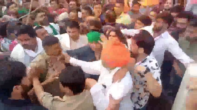 मुजफ्फरनगर (उत्तर प्रदेश) – शनिवार को किसान नेता राकेश टिकैत को उस समय विरोध का सामना करना पड़ा जब वे शहर में एक सभा में शामिल होने पहुंचे। घटना के दौरान उनकी पगड़ी गिर गई और सिर पर लाठी मारने का आरोप भी लगाया गया है। मौके पर मौजूद पुलिस ने उन्हें सुरक्षित बाहर निकाला।#politics