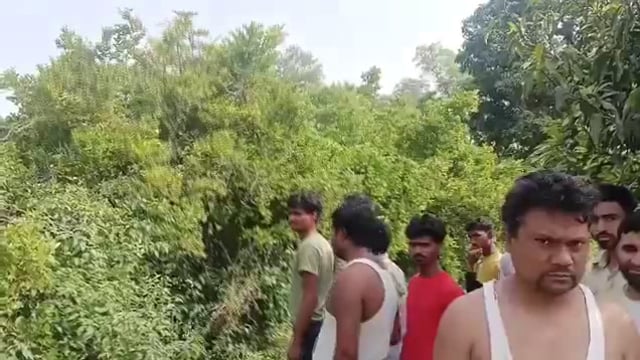 कोतवाली कायमगंज क्षेत्र के करौंदा बाग के पास एक महिला का कंकाल मिलने से क्षेत्र में सनसनी फैल गई है। घटना की जानकारी मिलते ही पुलिस मौके पर पहुंची और कंकाल का निरीक्षण किया। कंकाल के पास महिला के कपड़े भी मिले, जिससे यह आशंका जताई जा रही है कि महिला के साथ दुष्कर्म कर उसे हत्या किया गया हो।
#crime