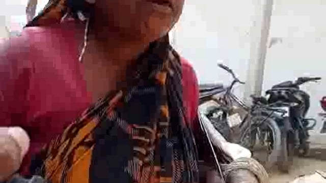 नगर के बीचो-बीच मौज काट रहे आसामी परिंदे


 *पुलिस अधीक्षक का फरमान खोजो रोहिंग्या,थाना चौकी की पुलिस को खोजे नहीं मिल रहे रोहिंग्या_?


गोण्डा__ एक तरफ भारत सरकार पाकिस्तानियों को उनके वतन भेजने का फरमान सुना चुकी है वहीं दूसरी तरफ भाजपा शासित प्रदेश बांग्लादेशी ,रोहिंग्या व पाकिस्तानियों की तलाश कर उन्हें उनके वतन भेजने की तैयारी में जुटा है इसी क्रम में पुलिस अधीक्षक  विनीत जायसवाल ने भी अपने पुलिस अधिकारियों को लगा दिया कि वह विदेशी नागरिकों, रोहिंग्या व बंगला देश के लोगों की पहचान करे और उनके विरुद्ध की जाए उचित कार्यवाही लेकिन हमारी पुलिस करें तो क्या करें उसको खोजे नहीं मिल रहे आसामी व बांग्लादेशी यहां बता दें कि जनपद के बीचों-बीच स्थित बाबू ईश्वर शरण चिकित्सालय के ठीक दाएं तरफ से होकर अंदर की ओर यानी जिला चिकित्सालय के ठीक पीछे करीब दो दर्जन से अधिक  झोपड़िया में सैकड़ों आसामी  निवास कर रहे हैं वही दूसरी ओर बड़गांव महारानीगंज घोसियाना कब्रगाह के निकट भी मुस्लिम समुदाय के लोगों की जमीन पर पन्नी  लगाकर कई रोहिंग्या निवास कर रहे हैं जो जांच का विषय है आखिर क्यों इसकी भनक नगर प्रशासन को नहीं है या फिर भी जानबूझकर इन लोगों पर कोई कार्रवाई करने से नगर पुलिस अपने आप को दूर रख रही हैं सवाल यह उठता है कि जब एक तरफ प्रदेश के मुख्यमंत्री ने सख्त हिदायत दे रखी है कि रोहिंग्या बांग्लादेशी या अन्य किसी भी देश के नागरिक यदि जनपद प्रदेश में हो तो उन्हें अवश्य चिन्हित किया जाए लेकिन शायद हमारी पुलिस के नाक के नीचे रह रहे इन रोहिग्यायो की सूची गोण्डा पुलिस बनाकर पुलिस अधीक्षक को देना ही नहीं चाहती