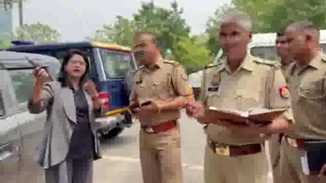 उत्तर प्रदेश के नोएडा सेक्टर-94 स्थित एक एनजीओ के खिलाफ पशुप्रेमियों ने जोरदार प्रदर्शन किया। प्रदर्शनकारियों का आरोप है कि ACGS नामक इस एनजीओ में न तो सही इलाज की व्यवस्था है और न ही कोई डॉक्टर तैनात किया गया है, जिसके चलते कई जानवरों की मौत हो चुकी है।