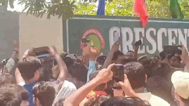 कुंडा क्षेत्रमें क्रिसेंट मॉडल स्कूल में 4 वर्ष की बच्ची के साथ हुई दरिंदगी के विरोध में लोगों का आक्रोश बढ़ता जा रहा है