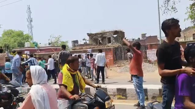 कुंडा में क्रिसेंट मॉडल स्कूल के 4 साल की बच्ची के साथ स्कूल बस चालक ने किया घिनौनी हरकत जिसकेविरोध में कुंडा हुआ बंद।