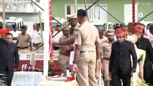 सार्वजनिक आरोग्य व कुटुंब कल्याण मंत्री तथा पालकमंत्री प्रकाश आंबिटकर यांच्या शुभहस्ते महाराष्ट्र राज्याचा 66 वा स्थापना दिवस ध्वजारोहण समारंभ कोल्हापूर येथे पार पडला.