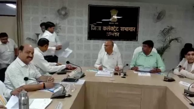 अलवर जिले में बढ़ते जल संकट को लेकर शनिवार को जल संसाधन मंत्री कन्हैया लाल चौधरी की अध्यक्षता में कलेक्ट्रेट सभागार में एक महत्वपूर्ण बैठक#politics