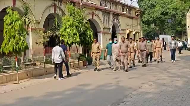 सहारनपुर: सहारनपुर कोर्ट ने आज एक महत्वपूर्ण फैसले में पूर्व एमएलसी महमूद अली और हाजी इकबाल के बेटों को सजा सुनाई।
कोर्ट ने पूर्व एमएलसी महमूद अली को रेप के मामले में दोषी मानते हुए उन्हें 12 साल की सजा और 5 लाख रुपये जुर्माना लगाया। वहीं, हाजी इकबाल के बेटों आलीशान, जावेद और अफ़ज़ल को कोर्ट ने दोषी ठहराते हुए उन्हें 5 साल की सजा और 2 लाख रुपये जुर्माना लगाया।
यह फैसला क्षेत्र में चर्चाओं का विषय बन गया है और इस मामले से जुड़ी हर जानकारी पर सभी की नजरें टिकी हुई हैं।#crime