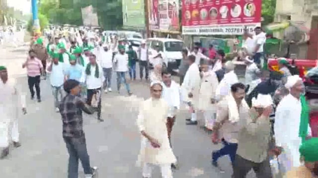 मुजफ्फरनगर, यूपी: जिले में आज हुई आपातकालीन किसान पंचायत में बड़ा निर्णय लिया गया है। पंचायत में तय किया गया कि किसान प्रशासन को अपना मांगपत्र (ज्ञापन) टाउन हॉल ग्राउंड में जाकर सौंपेंगे। इस मार्च का नेतृत्व भारतीय किसान यूनियन के वरिष्ठ नेता नरेश टिकैत कर रहे हैं।#politics