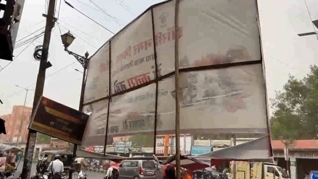 झांसी में तेज आंधी के साथ बारिश गर्मी के लोगों को मिली राहत इस समय भीषण गर्मी से चिल्ला रहा झांसी वासीआऔ को मिली राहत