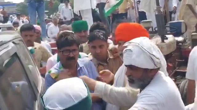 मुजफ्फरनगर, उत्तर प्रदेश: शनिवार को चल रही किसान महापंचायत के दौरान भारतीय किसान यूनियन के राष्ट्रीय प्रवक्ता राकेश टिकैत की तबीयत अचानक बिगड़ गई। मंच पर भाषण के दौरान उन्हें चक्कर आया और बेचैनी महसूस होने लगी, जिसके बाद कार्यक्रम स्थल पर अफरातफरी मच गई।
#politics