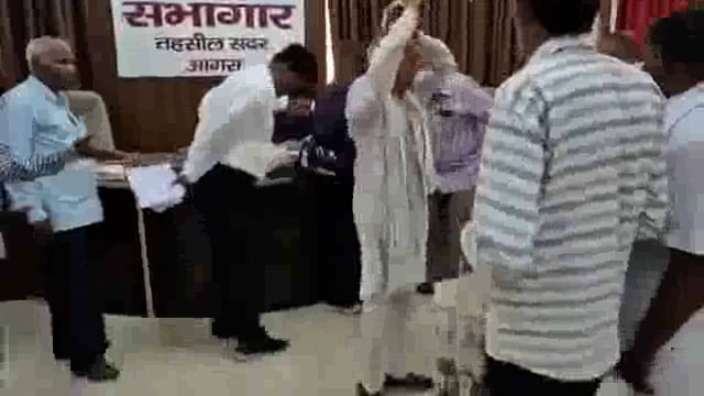 आगरा, यूपी: सदर तहसील परिसर में उस समय अफरा-तफरी मच गई जब एक बुजुर्ग व्यक्ति ने संपूर्ण समाधान दिवस के दौरान अपने ऊपर ज्वलनशील पदार्थ छिड़क लिया। प्रशासनिक स्टाफ ने समय रहते हस्तक्षेप कर बोतल (कट्टी) बुजुर्ग के हाथ से छीन ली, जिससे बड़ी घटना होते-होते टल गई।#crime