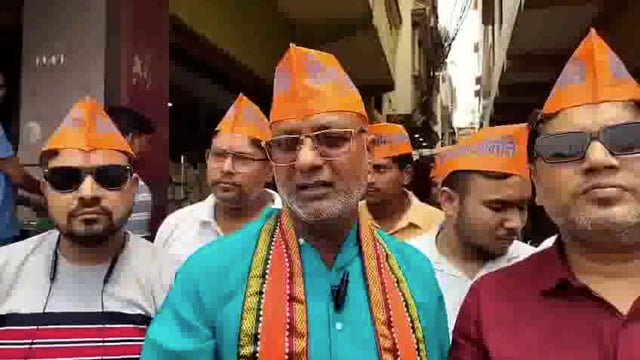 मऊ, उत्तर प्रदेश: भारतीय किसान यूनियन के नेता राकेश टिकैत के संभावित मऊ दौरे से पहले शहर में तनाव का माहौल बनता जा रहा है। हिंदू जागरण समिति ने टिकैत के खिलाफ खुला विरोध दर्ज कराया है और उनके आगमन पर अंडे, टमाटर फेंकने व काले झंडे दिखाने की चेतावनी दी है।#politics