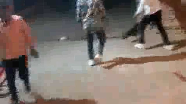 झांसी थाना बरुआसागर क्षेत्र के कस्बे में एक विवाह कार्यक्रम में डीजे पर बज रहे गाने को बदलवानेको लेकर दो लोगों में झगड़ा