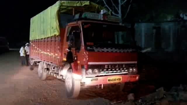 कत्तलीसाठी ८ बैलांची वाहतूक करणाऱ्या टेम्पोला पोलिसांनी पकडले,दोघांवर गुन्हा दाखल