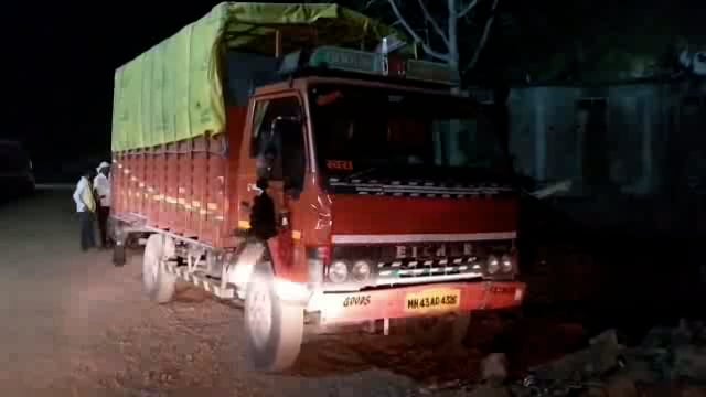 कत्तलीसाठी ८ बैलांची वाहतूक करणाऱ्या टेम्पोला पोलिसांनी पकडले,दोघांवर गुन्हा दाखल