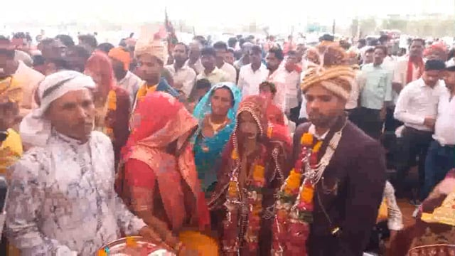 युवा समाजसेवी का जज्बा गांव की निर्धन परिवारो की बहनों की नहीं देखी गई पीड़ा तो खुद शुरू किया निर्धन कन्याओं का सामूहिक विवाह सम्मेलन