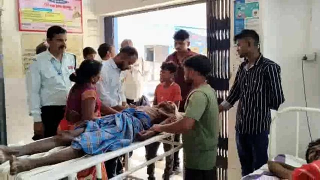 ऑटो एवं बाइक की टक्कर में दो महिला सहित पांच जख्मी।