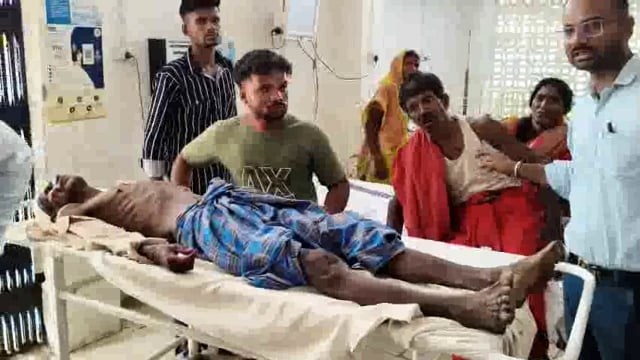 ऑटो एवं बाइक की टक्कर में दो महिला सहित पांच जख्मी।