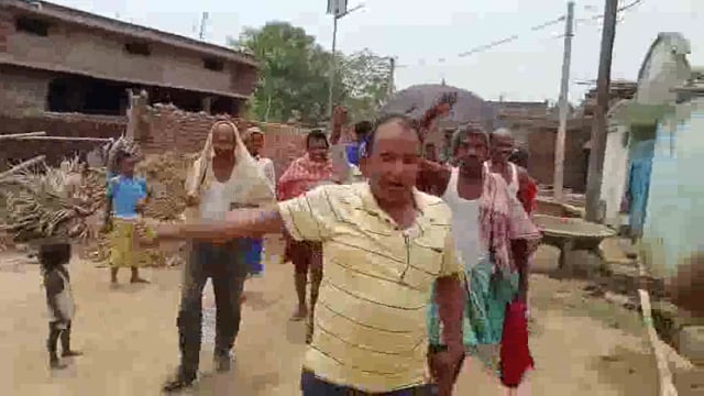 रोड नहीं तो वोट नहीं को लेकर ग्रामीणों ने किया प्रदर्शन 