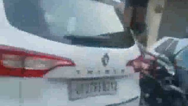 यूपी के #शाहजहांपुर में शहर #कोतवाली क्षेत्र में राजघाट चौकी से महज कुछ दूरी पर दबंग युवकों के गैंग ने एक युवक को जमकर