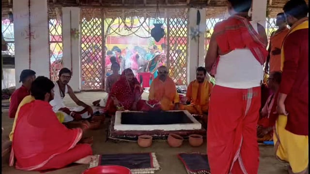 यज्ञ मंडप की परिक्रमा को लेकर श्रद्धालुओं की उमड़ रही है भीड़ 