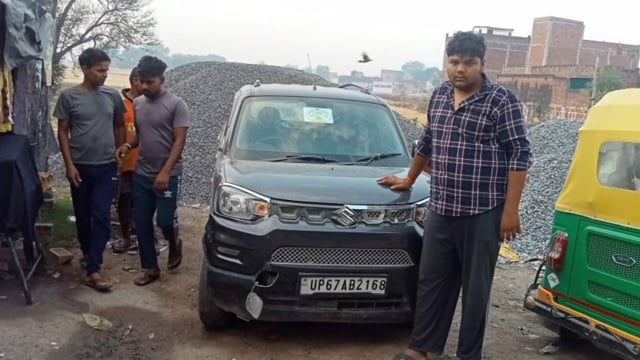 गाड़ी में चोरी का सामान लेकर भाग रहे चोर को परिजनों ने रंगे हाथ पकड़ा, पुलिस पूछताछ में जुटी