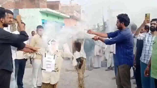 लक्सर! ग्रामीणों ने पूर्व विधायक कुंवर प्रणव सिंह और रविंद्र पनियाला का फूंका पुतला!