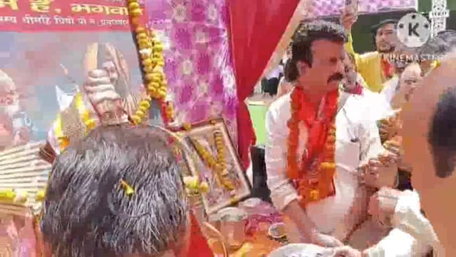 आगरा क्षेत्र से लॉयर्स कॉलोनी राधा कृष्ण मंदिर से गाजे बाजे के साथ प्रारंभ हुई भगवान श्री परशुराम की शोभायात्रा विभिन्न 