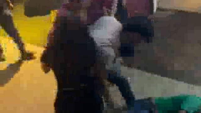 लखनऊ: राजधानी लखनऊ के PGI इलाके में आज दो गुटों के बीच झड़प हो गई, जिसमें जमकर लात-घुसे चले। यह घटना PGI के कालिंदी पार्क के पास हुई, जो थाना क्षेत्र में स्थित है।#crime