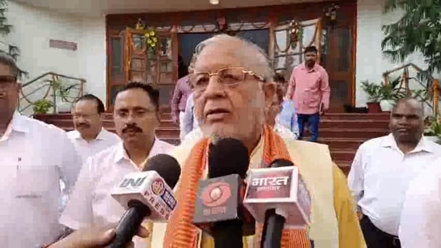 लखनऊ: उत्तर प्रदेश वित्त एवं लेखा सेवा संघ का वार्षिक अधिवेशन आज इंदिरा नगर स्थित वित्तीय प्रबंध प्रशिक्षण एवं शोध संस्थान में आयोजित हुआ। इस मौके पर वित्त मंत्री सुरेश खन्ना ने दीप प्रज्वलित कर अधिवेशन की शुरुआत की। कार्यक्रम में वित्त आयुक्त, अपर मुख्य सचिव वित्त दीपक कुमार भी मौजूद रहे।#politics