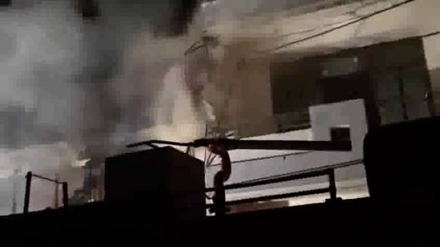  उत्तर प्रदेश के कानपुर शहर में एक 4-5 मंजिला बिल्डिंग में भीषण आग लग गई है। आग की चपेट में कई लोग फंसे होने की सूचना है, जिसके बाद मौके पर राहत और बचाव कार्य तेज़ी से चल रहा है#accident