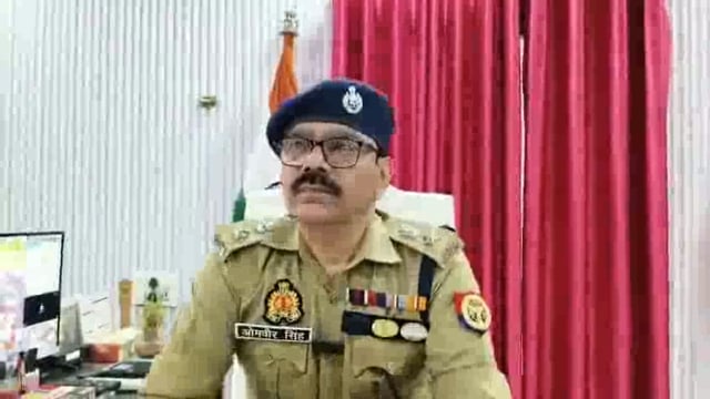 बलिया: उत्तर प्रदेश के बलिया जिले में एक बारात में हर्ष फायरिंग के दौरान दो युवक घायल हो गए। घटना भीमपुरा थाना क्षेत्र की है, जहां एक युवक ने बारात के दौरान हवा में गोली चलाने की कोशिश की, लेकिन गोली दो लोगों को लग गई।#police