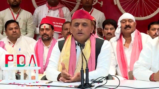 लखनऊ: समाजवादी पार्टी के अध्यक्ष अखिलेश यादव ने भाजपा सरकार पर तीखा हमला करते हुए कहा कि किसानों की पगड़ी उछालना कोई पहली बार नहीं हुआ है। उन्होंने कहा कि कई मौकों पर भाजपा सरकार ने किसानों को अपमानित किया है और उनके अधिकारों की अनदेखी की है।
#politics