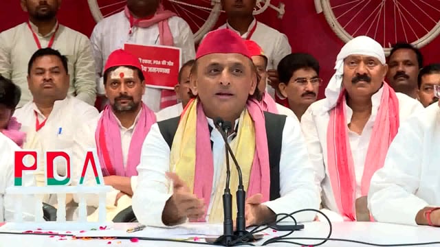 लखनऊ: समाजवादी पार्टी के अध्यक्ष अखिलेश यादव ने हाल ही में उत्तर प्रदेश में निवेश के नए अवसरों पर बात करते हुए कहा कि यह पहली बार है जब उत्तर प्रदेश के बाहर राज्य के अधिकारियों के प्रयासों से इन्वेस्टमेंट हो रहा है। यादव ने आरोप लगाया कि वर्तमान सरकार अपनी उपलब्धियों का ढिंढोरा पीट रही है, जबकि वास्तविकता यह है कि राज्य की अर्थव्यवस्था और निवेश को लेकर कोई ठोस कदम नहीं उठाए गए हैं।
#politics