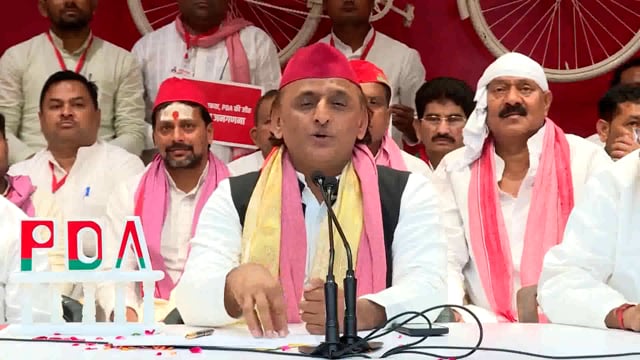 लखनऊ: समाजवादी पार्टी के अध्यक्ष अखिलेश यादव ने चौहान समाज के लोगों का आभार व्यक्त करते हुए कहा कि जब भी समाजवादी पार्टी की सरकार बनेगी, वह इस समाज को सम्मान देने का पूरा प्रयास करेगी। यादव ने अपने बयान में कहा, 