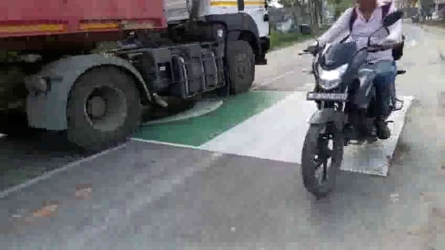 बिहार में सड़क पर बिछा दिया पाकिस्तानी झंडा, अब CCTV फुटेज खंगाल रही पुलिस