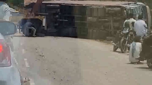 पूरनपुर-खुटाए मार्ग पर पलटा ट्रक