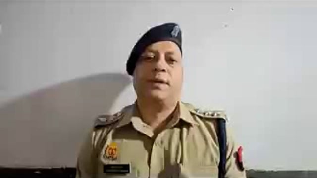 ▶️......अयोध्या: पंखे से लटका मिला युवती का शव, छोड़ा सुसाइड नोट

 प्रेमी पर दुराचार, गर्भपात करवाने का आरोप
 रौनाही थाने के हल्का दारोगा पर उत्पीड़न का आरोप
 प्रेमी पर युवती का अपहरण का आरोप, जेल भी गया था
 2 माह पहले आरोपी ने युवती को बहलाकर अपहरण किया था
 5 लोगों के खिलाफ मुकदमा दर्ज, मुख्य आरोपी गिरफ्तार
 सीओ ने बताया कि विवेचना जारी है