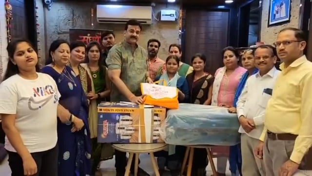 शिखा को उपहार देखकर नव दांपत्य जीवन में प्रवेश की दी शुभकामनायें