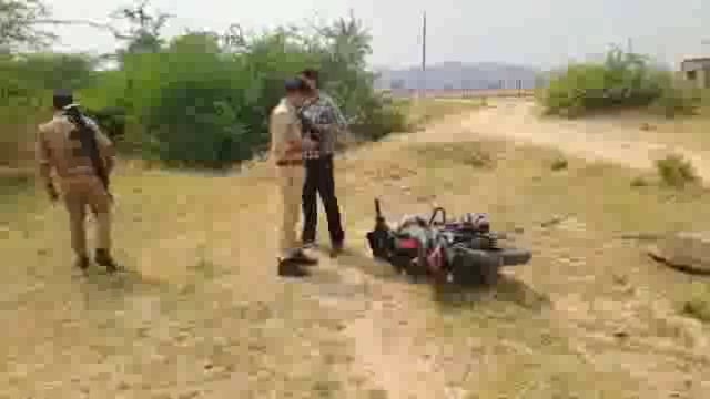 झाँसी मोंठ थाना क्षेत्र के ग्राम भुजौंद के जंगल में पुलिस और बदमाश के बीच मुठभेड़ हो गई