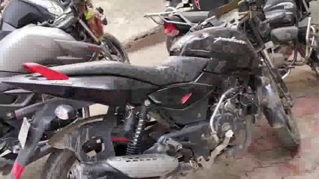 चोरी की बाइक पर सवार तीन युवक शराब के नशे में गिरफ्तार।