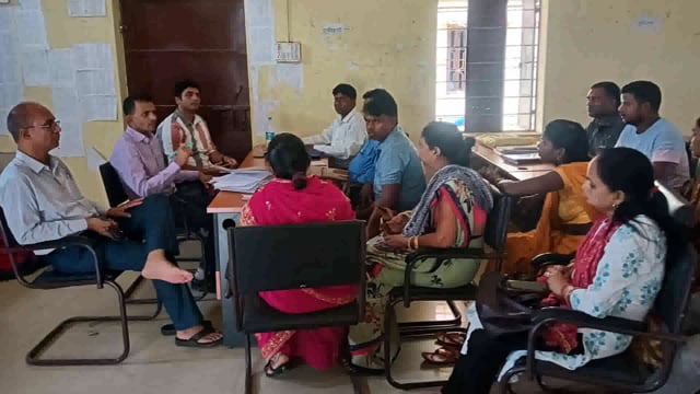 जिलाधिकारी के निर्देश पर प्रखंड विकास पदाधिकारी एवं अंचल अधिकारी ने विकास मित्रों के साथ की एक विशेष बैठक