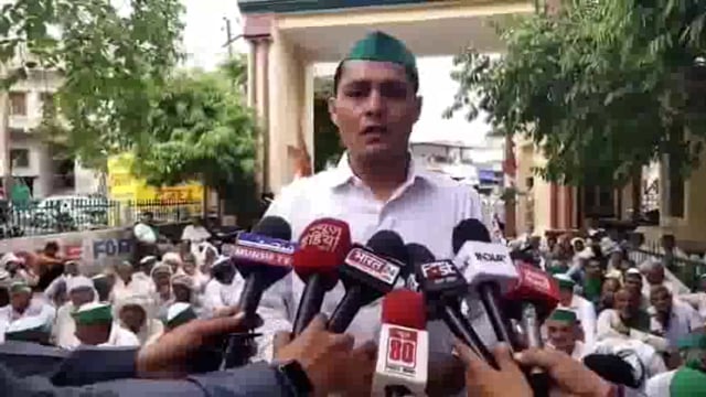 बुलंदशहर में कलक्ट्रेट गेट पर भारतीय किसान यूनियन (भाकियू) के सैकड़ों कार्यकर्ताओं ने भ्रष्टाचार के खिलाफ जोरदार धरना प्रदर्शन किया। किसानों ने आरोप लगाया कि जिले के कई सरकारी अफसर भ्रष्टाचार में लिप्त हैं, जिससे उन्हें योजनाओं का लाभ नहीं मिल पा रहा है।#politics