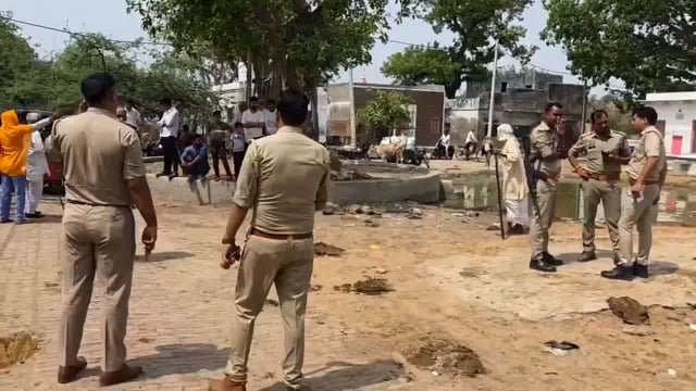 उत्तर प्रदेश के मथुरा जिले के गोवर्धन क्षेत्र में दर्जनभर से अधिक बंदरों की अचानक मौत से हड़कंप मच गया है। इन रहस्यमयी मौतों को लेकर स्थानीय लोगों ने गंभीर आरोप लगाए हैं। उनका कहना है कि इलाके में रह रहा एक विदेशी साधु बाबा अक्सर बंदरों को एयर गन से भगाता था, जिससे शक की सुई उसी पर जा रही है।#crime