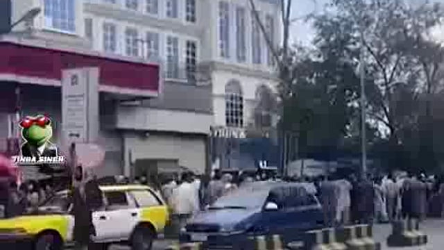 ▶️....हमले के डर से पाकिस्तान मे बैंकों के बाहर लाइन लगी हुई है..!*

लोग अपने सब जमा पूंजी 
निकाल के भागने की कोशिश करने मे लगे हुए है।

*#पाकिस्तान*