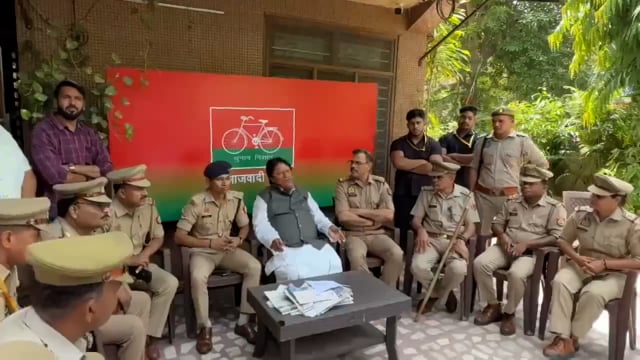 उत्तर प्रदेश के आगरा जिले में पुलिस ने समाजवादी पार्टी (सपा) के सांसद रामजीलाल सुमन को कासगंज जाने से रोक लिया। सुमन कासगंज में पुलिस बर्बरता का शिकार हुए एक परिवार से मिलने के लिए एक सपा डेलिगेशन का हिस्सा थे#politics