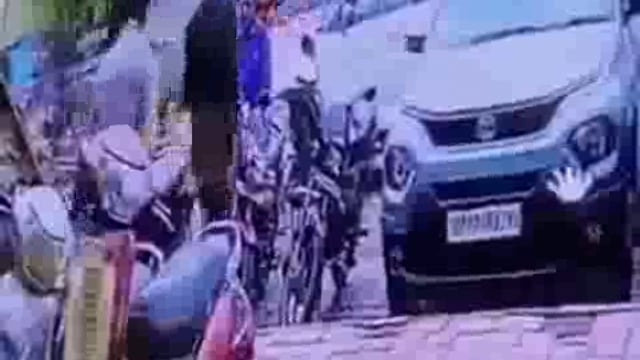 आगरा में ज्वेलर योगेंद्र चौधरी की हत्या के मामले में बड़ी कार्रवाई करते हुए पुलिस ने मुख्य आरोपी अमन यादव को एक मुठभेड़ (एनकाउंटर) में मार गिराया है। यह मुठभेड़ सोमवार देर रात शहर के बाहरी इलाके में हुई, जहां अमन पुलिस से मुठभेड़ के दौरान घायल हुआ और अस्पताल ले जाते समय उसकी मौत हो गई।#crime